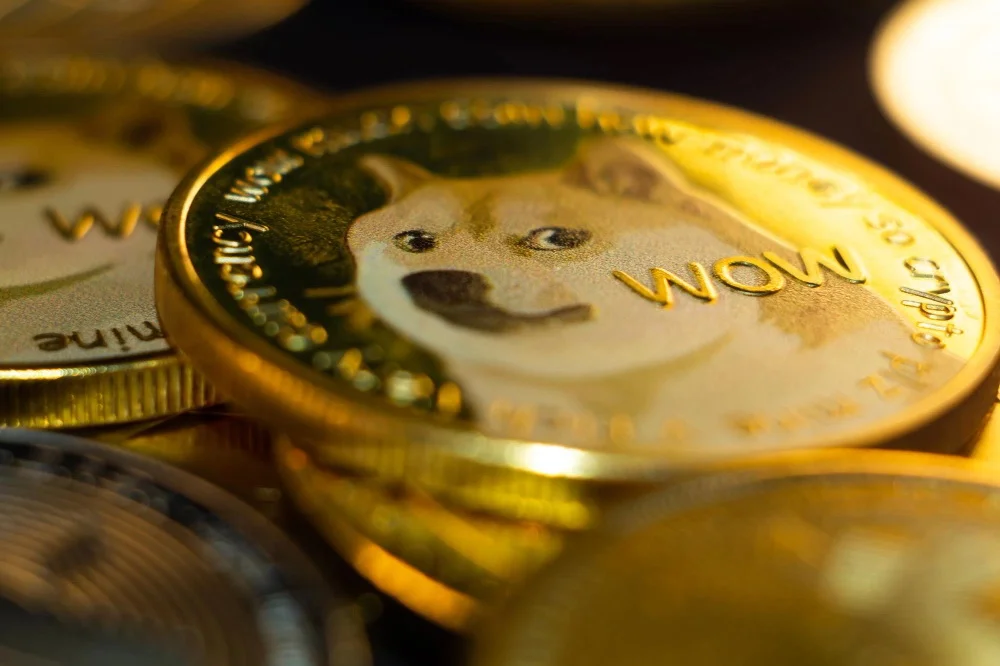 Cartoon-style illustration featuring Dogecoin’s Shiba Inu dog and Pepe the Frog